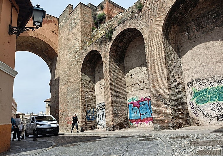 La milenaria Puerta de Elvira, eterna víctima de las pintadas y el vandalismo